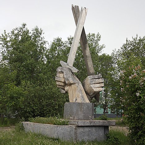 Скульптурная композиция в виде двух скрещенных между собой мечей,Памятник, скульптура,Иваново