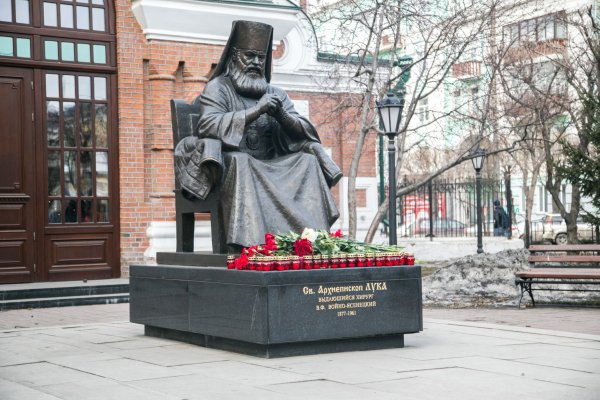 Памятник Святому архиепископу Луке в Красноярске