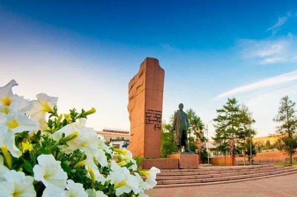 Памятник Антону Павловичу Чехову в Красноярске