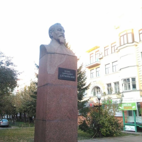 Памятник Феликс Эдмундович Дзержинский в Красноярске