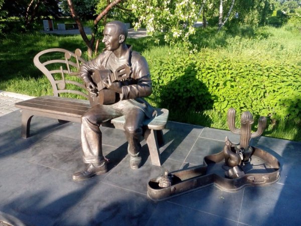 Памятник музыкант Вячеслав Зубков (Слава Глюка) в Красноярске