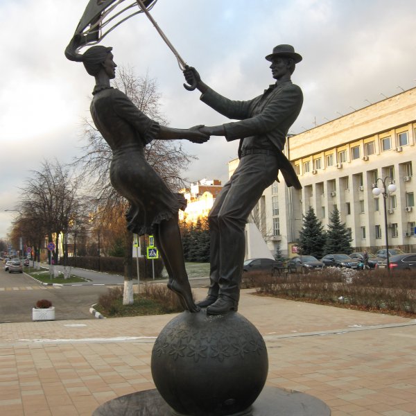 Скульптура Танцующие на шаре под зонтиком,Жанровая скульптура,Люберцы