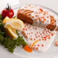 Филе лосося под икорно-сливочным соусом