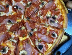 Пицца с Балыком, Чоризо и Халапеньо