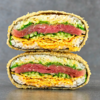 Суши бургер с лососем