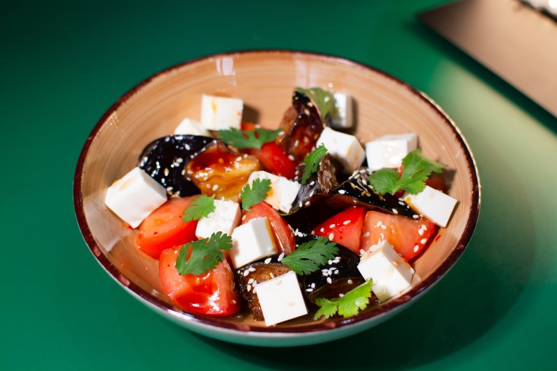 САЛАТ «С ХРУСТЯЩИМИ БАКЛАЖАНАМИ