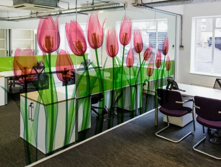 Интерьерная УФ-печать на белой/прозрачной самоклейке от 10 м² с резкой