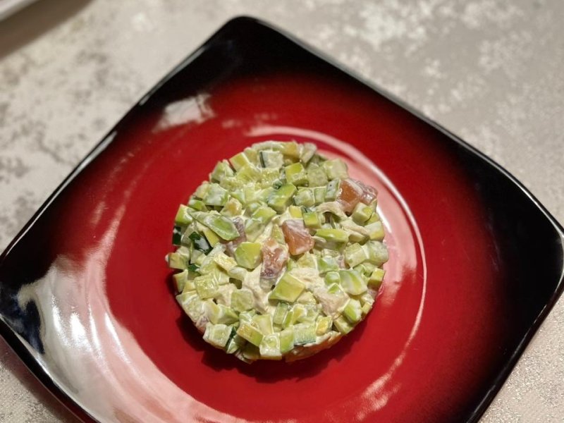 Салат c авокадо, креветками и сёмгой