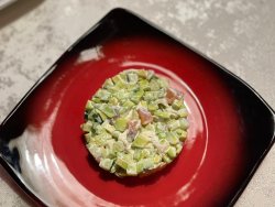 Салат c авокадо, креветками и сёмгой