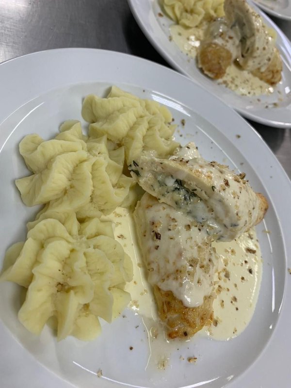 Куриный рулет с сыром и овощами под сливочным соусом