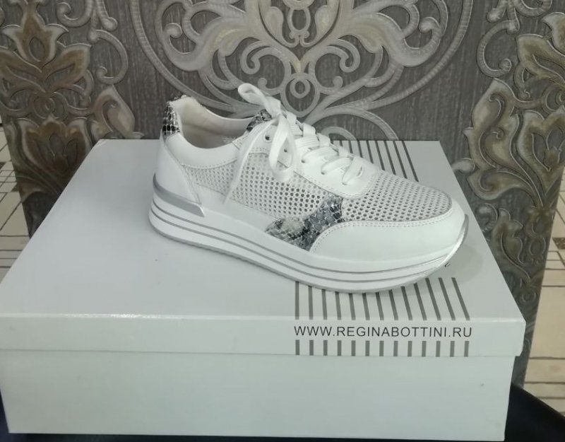 Кроссовки женские