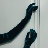 Длинные перчатки из велюра