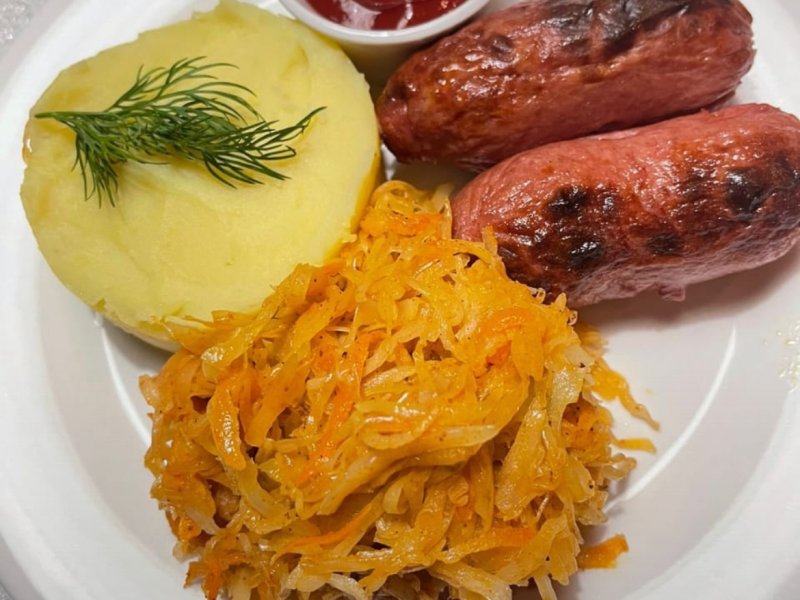 Сардельки говяжьи на мангале с тушеной капустой и картофельным пюре
