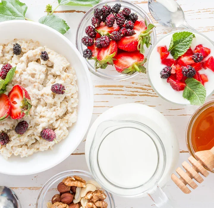 Каша овсяная с ягодами