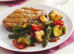 Стейк из курицы с гарниром из овощей