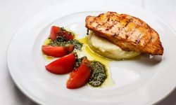 Стейк из курицы с гарниром из овощей