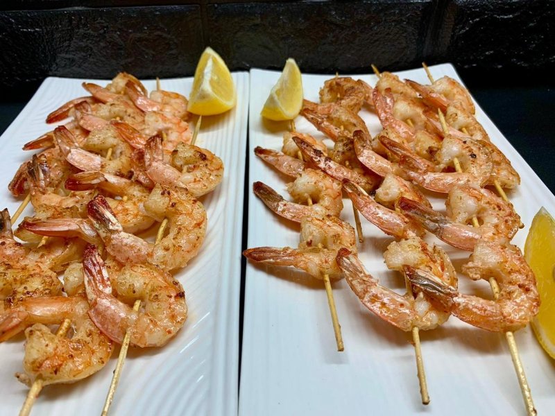 Креветки жареные на шпажках
