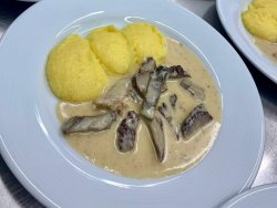 Мясо копченое в сливочном соусе с пастой