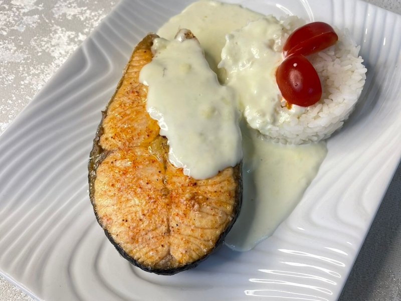 Стейк из семги под сливочным соусом с рисом