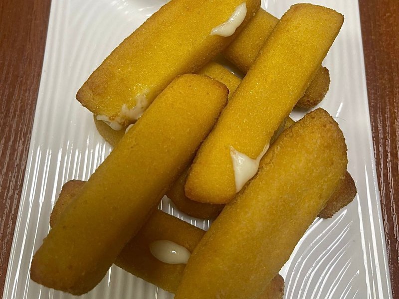 Сыр в кляре с малиновым вареньем