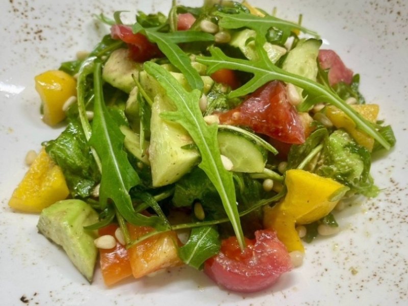 Салат Полезный с рукколой и авокадо