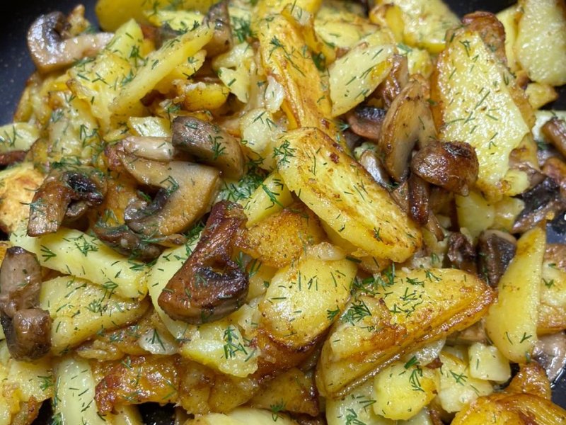 Жареная картошка со свежими грибами шампиньонами
