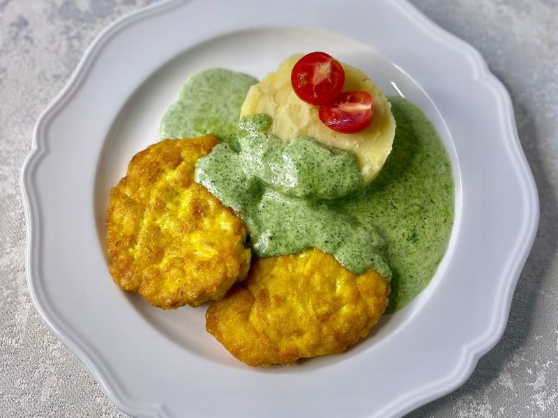 Куриные котлетки из рубленного мяса под сливочно-шпинатным соусом с пюре