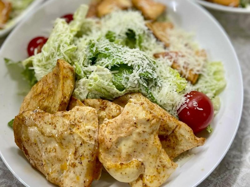 Салат Цезарь с курицей