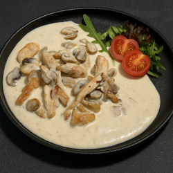 Куриное филе в сливочном соусе с грибами