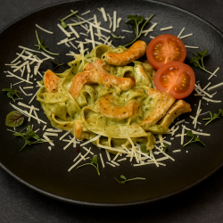 Фетучини с курицей в фисташковом соусе