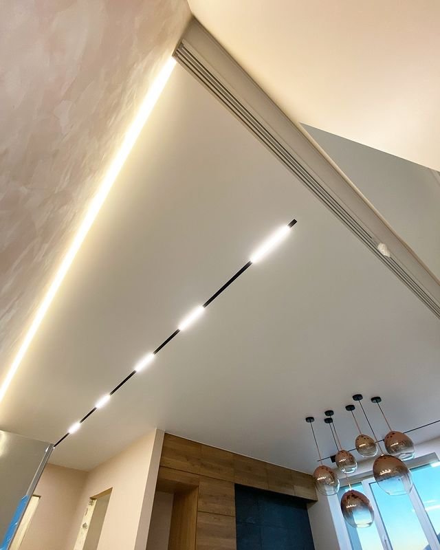 Современный потолок с освещением