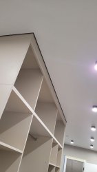 Современный потолок с освещением