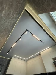 Современный потолок с освещением