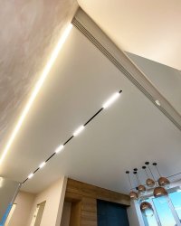 Современный потолок с освещением