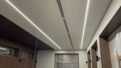 Современный потолок с освещением