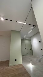 Современный потолок с освещением