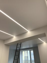 Современный потолок с освещением