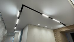 Современный потолок с освещением