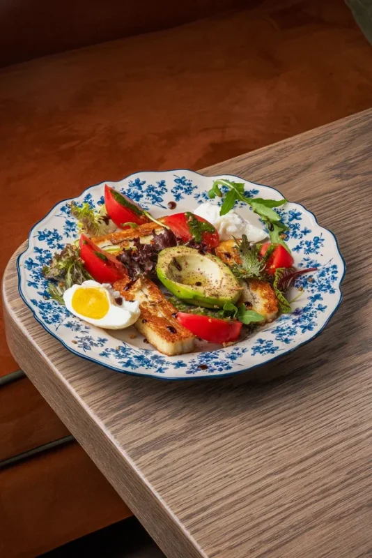 Завтрак с жареным сыром Халуми и авокадо