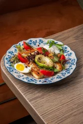 Завтрак с жареным сыром Халуми и авокадо