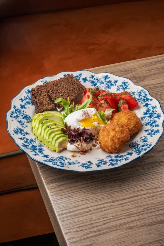 Завтрак с индейкой, авокадо, сливочным сыром и цельнозерновым хлебом