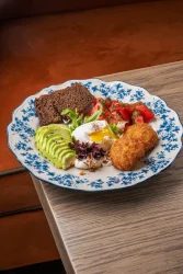 Завтрак с индейкой, авокадо, сливочным сыром и цельнозерновым хлебом