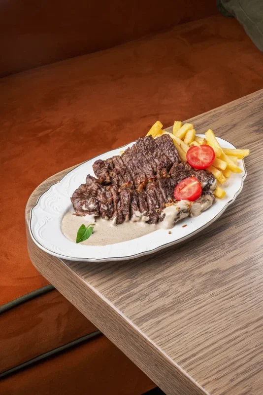 Стейк Кекс с фри и перечным соусом