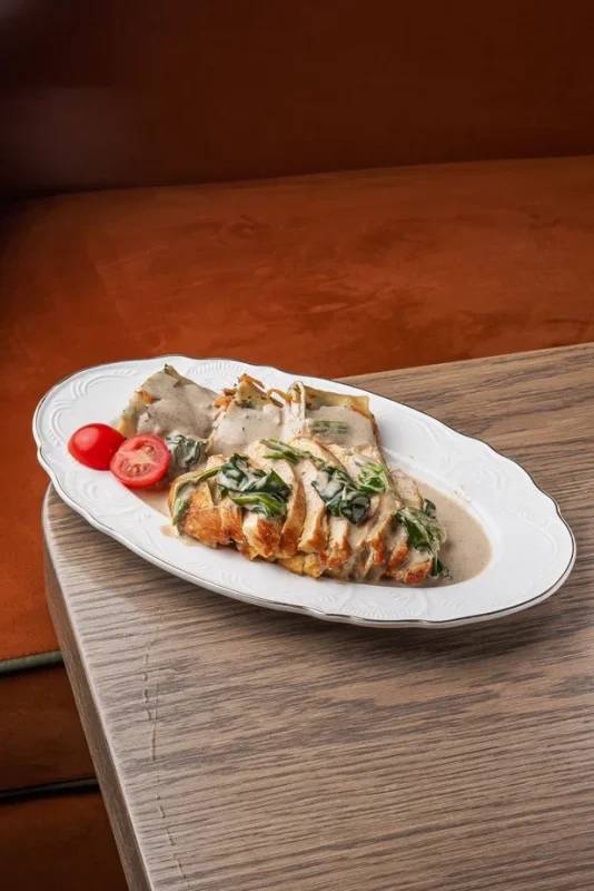 Куриная грудка с рулетом под перечно-шпинатным соусом