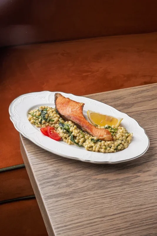 Семга с птитимом в шпинатно-сливочном соусе