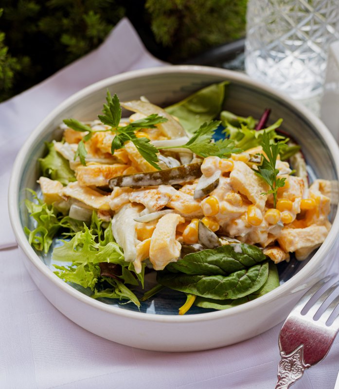Салат с нежным омлетом и куриным филе