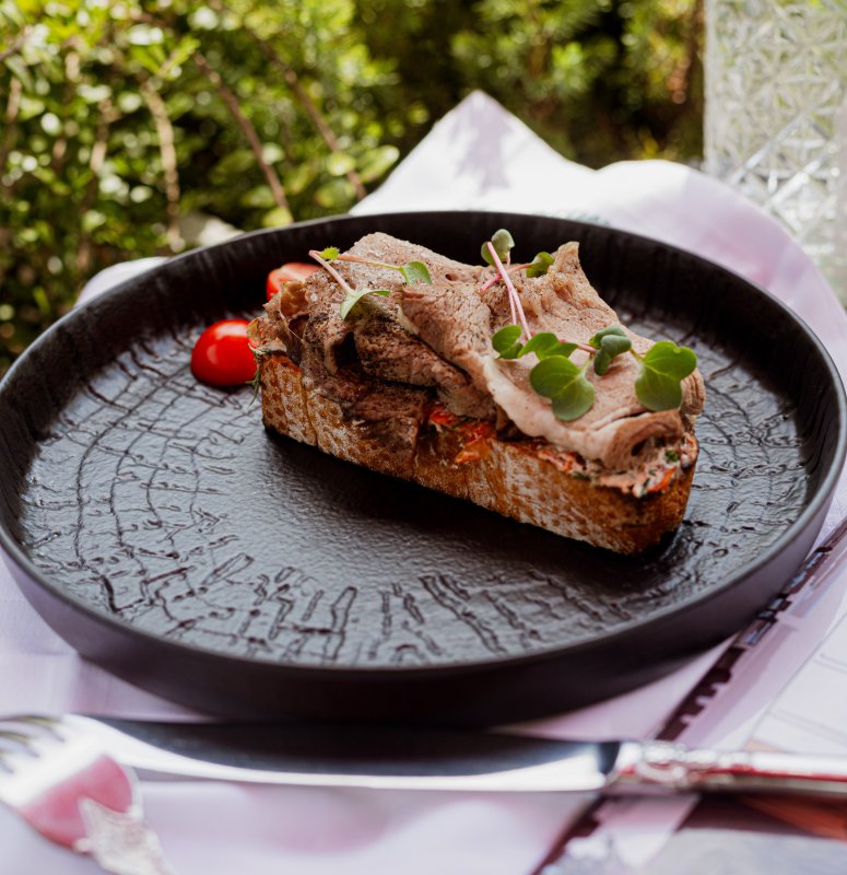 Брускетта с ростбифом