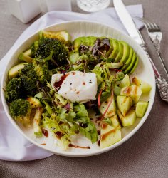 Зеленый салат с яйцом пашот