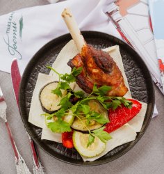 Запеченная голень с овощами