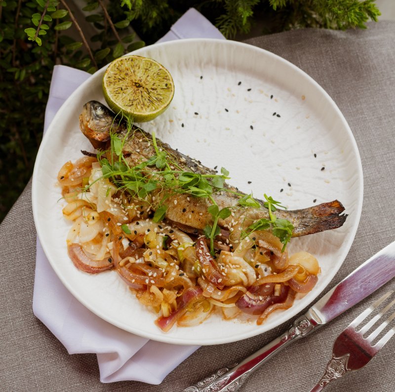 Форель на луковой подушке